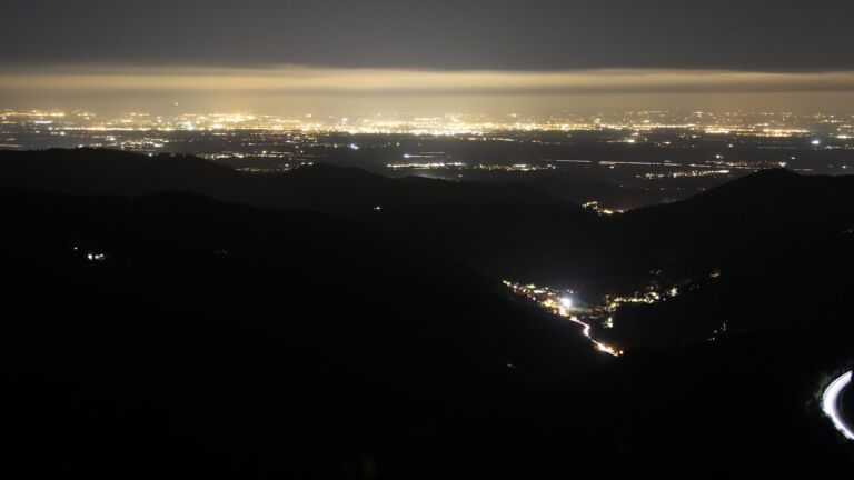 Dieses Bild zeigt eine Webcam-Aufnahme vom Achertal, aufgenommen am Dienstag, den 14.10.2025 um 21:00 Uhr. Die Temperatur betrug 6.6°C.