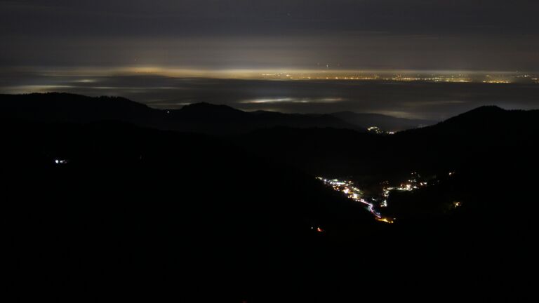 Dieses Bild zeigt eine Webcam-Aufnahme vom Achertal, aufgenommen am Sonntag, den 21.12.2025 um 05:30 Uhr. Die Temperatur betrug 8.1°C.