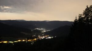 Dieses Bild zeigt eine Webcam-Aufnahme vom Achertal, aufgenommen am Sonntag, den 28.06.2026 um 00:30 Uhr. Die Temperatur betrug 31°C.