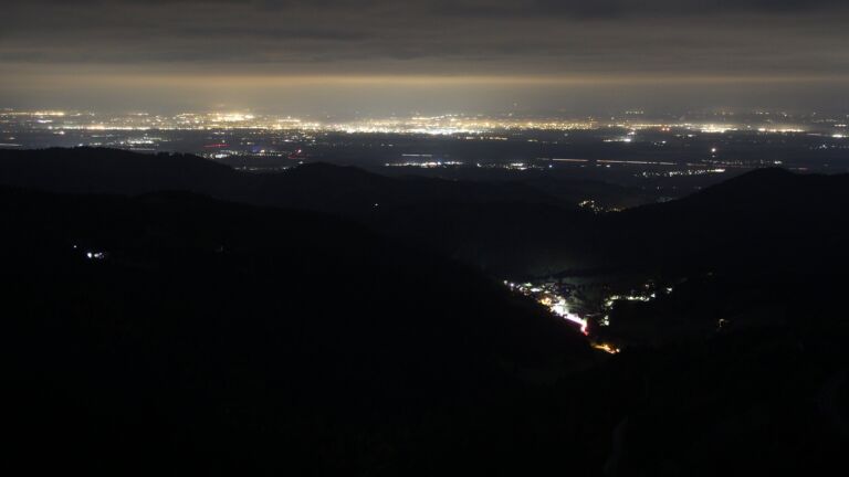 Dieses Bild zeigt eine Webcam-Aufnahme vom Achertal, aufgenommen am Dienstag, den 14.10.2025 um 05:00 Uhr. Die Temperatur betrug 6.4°C.