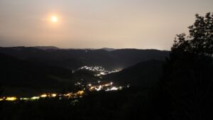 Dieses Bild zeigt eine Webcam-Aufnahme vom Achertal, aufgenommen am Sonntag, den 26.07.2026 um 00:30 Uhr. Die Temperatur betrug 21.5°C.