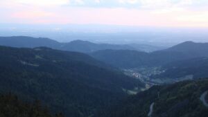 Dieses Bild zeigt eine Webcam-Aufnahme vom Achertal, aufgenommen am Montag, den 19.05.2025 um 21:40 Uhr. Die Temperatur betrug 12.4°C.