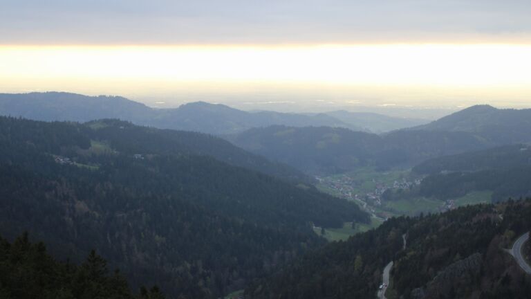 Dieses Bild zeigt eine Webcam-Aufnahme vom Achertal, aufgenommen am Mittwoch, den 15.04.2026 um 19:20 Uhr. Die Temperatur betrug 8.7°C.