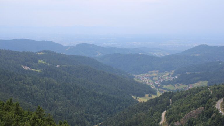 Dieses Bild zeigt eine Webcam-Aufnahme vom Achertal, aufgenommen am Samstag, den 19.07.2025 um 15:50 Uhr. Die Temperatur betrug 20.2°C.