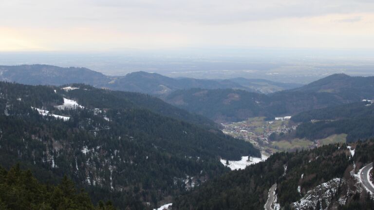 Dieses Bild zeigt eine Webcam-Aufnahme vom Achertal, aufgenommen am Mittwoch, den 14.01.2026 um 15:00 Uhr. Die Temperatur betrug 5.6°C.