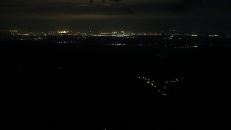 Dieses Bild zeigt eine Webcam-Aufnahme vom Achertal, aufgenommen am Montag, den 05.05.2025 um 04:40 Uhr. Die Temperatur betrug 2°C.
