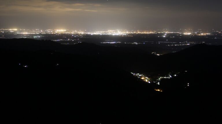 Dieses Bild zeigt eine Webcam-Aufnahme vom Achertal, aufgenommen am Freitag, den 16.05.2025 um 23:30 Uhr. Die Temperatur betrug 8.7°C.