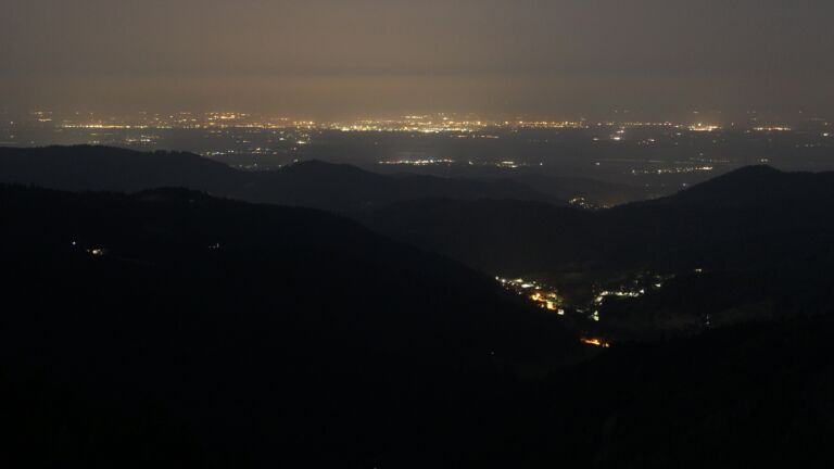 Dieses Bild zeigt eine Webcam-Aufnahme vom Achertal, aufgenommen am Sonntag, den 15.06.2025 um 02:50 Uhr. Die Temperatur betrug 19.2°C.