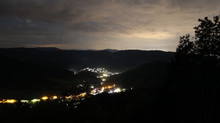 Dieses Bild zeigt eine Webcam-Aufnahme vom Achertal, aufgenommen am Montag, den 05.10.2026 um 03:30 Uhr. Die Temperatur betrug 14.8°C.