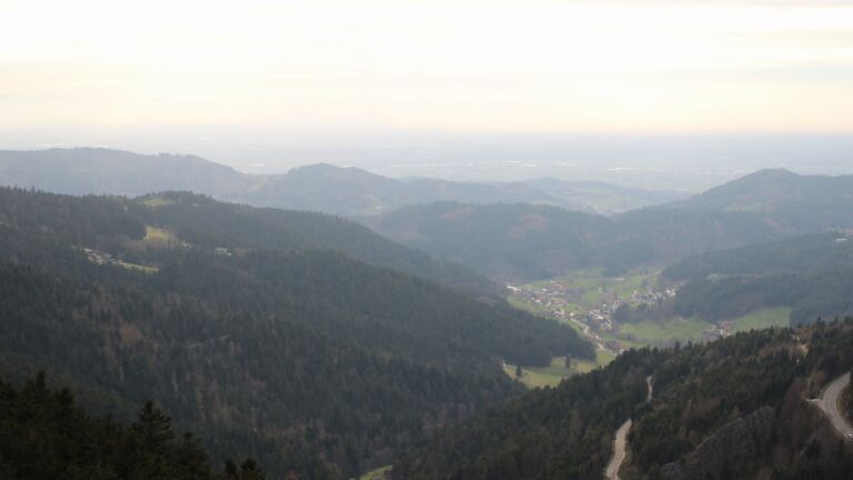 Dieses Bild zeigt eine Webcam-Aufnahme vom Achertal, aufgenommen am Sonntag, den 05.04.2026 um 19:10 Uhr. Die Temperatur betrug 7.5°C.