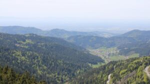 Dieses Bild zeigt eine Webcam-Aufnahme vom Achertal, aufgenommen am Montag, den 27.04.2026 um 13:40 Uhr. Die Temperatur betrug 14.2°C.