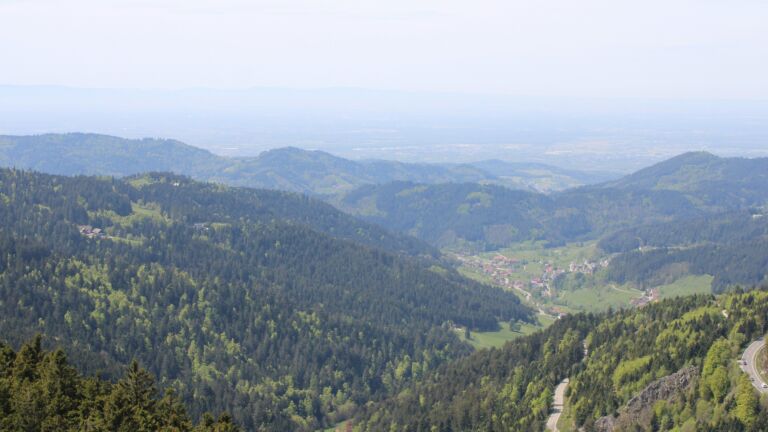 Dieses Bild zeigt eine Webcam-Aufnahme vom Achertal, aufgenommen am Montag, den 27.04.2026 um 13:40 Uhr. Die Temperatur betrug 14.2°C.