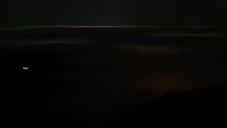 Dieses Bild zeigt eine Webcam-Aufnahme vom Achertal, aufgenommen am Dienstag, den 23.12.2025 um 02:00 Uhr. Die Temperatur betrug 7°C.