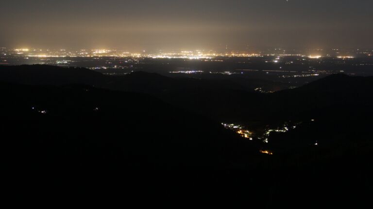 Dieses Bild zeigt eine Webcam-Aufnahme vom Achertal, aufgenommen am Samstag, den 17.05.2025 um 02:30 Uhr. Die Temperatur betrug 7.9°C.
