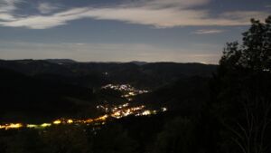 Dieses Bild zeigt eine Webcam-Aufnahme vom Achertal, aufgenommen am Donnerstag, den 22.10.2026 um 22:00 Uhr. Die Temperatur betrug 7.9°C.