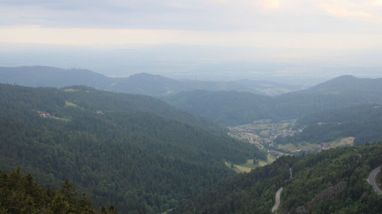 Dieses Bild zeigt eine Webcam-Aufnahme vom Achertal, aufgenommen am Freitag, den 23.05.2025 um 06:40 Uhr. Die Temperatur betrug 3.4°C.