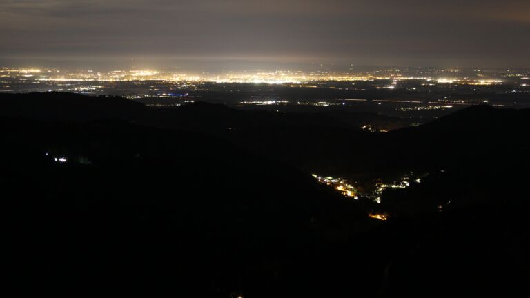 Dieses Bild zeigt eine Webcam-Aufnahme vom Achertal, aufgenommen am Donnerstag, den 30.10.2025 um 23:30 Uhr. Die Temperatur betrug 5.4°C.