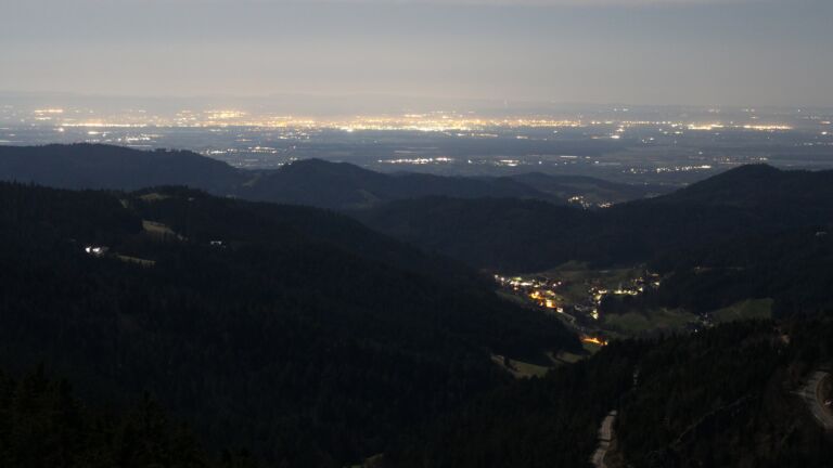 Dieses Bild zeigt eine Webcam-Aufnahme vom Achertal, aufgenommen am Dienstag, den 03.03.2026 um 03:00 Uhr. Die Temperatur betrug 7.6°C.