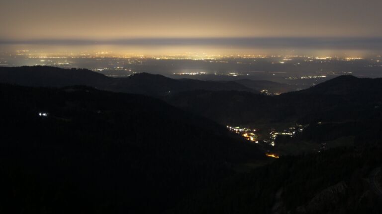 Dieses Bild zeigt eine Webcam-Aufnahme vom Achertal, aufgenommen am Samstag, den 07.03.2026 um 01:00 Uhr. Die Temperatur betrug 10.8°C.