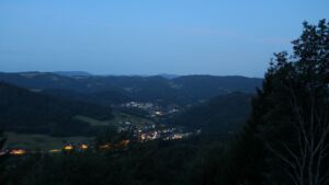 Dieses Bild zeigt eine Webcam-Aufnahme vom Achertal, aufgenommen am Donnerstag, den 23.07.2026 um 05:00 Uhr. Die Temperatur betrug 12°C.