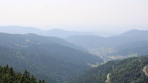 Dieses Bild zeigt eine Webcam-Aufnahme vom Achertal, aufgenommen am Freitag, den 13.06.2025 um 16:30 Uhr. Die Temperatur betrug 28.7°C.