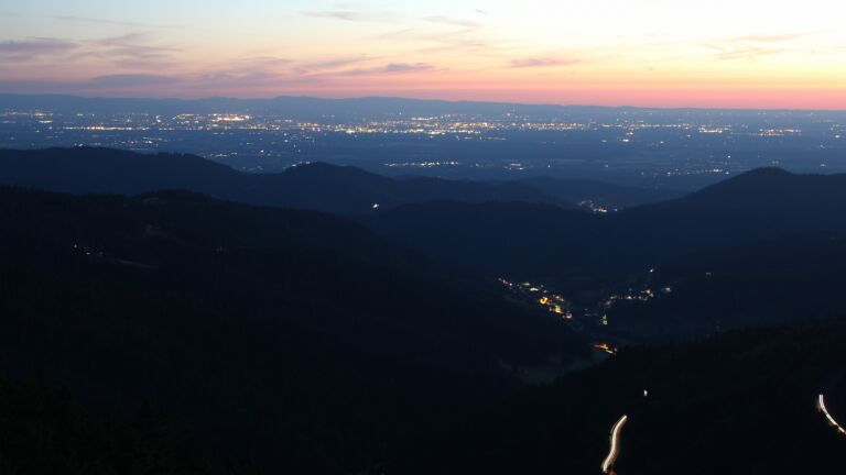 Dieses Bild zeigt eine Webcam-Aufnahme vom Achertal, aufgenommen am Samstag, den 28.06.2025 um 22:40 Uhr. Die Temperatur betrug 20.1°C.