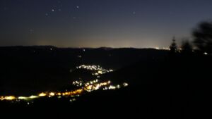 Dieses Bild zeigt eine Webcam-Aufnahme vom Achertal, aufgenommen am Donnerstag, den 13.08.2026 um 22:20 Uhr. Die Temperatur betrug 26.6°C.