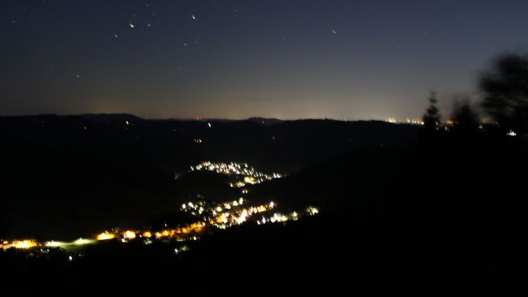 Dieses Bild zeigt eine Webcam-Aufnahme vom Achertal, aufgenommen am Donnerstag, den 13.08.2026 um 22:20 Uhr. Die Temperatur betrug 26.6°C.