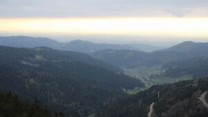 Dieses Bild zeigt eine Webcam-Aufnahme vom Achertal, aufgenommen am Mittwoch, den 15.04.2026 um 19:10 Uhr. Die Temperatur betrug 8.5°C.