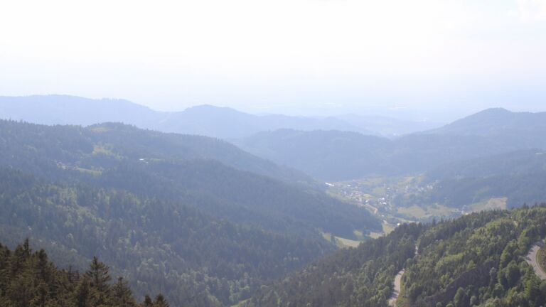 Dieses Bild zeigt eine Webcam-Aufnahme vom Achertal, aufgenommen am Samstag, den 17.05.2025 um 17:40 Uhr. Die Temperatur betrug 11.2°C.