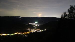 Dieses Bild zeigt eine Webcam-Aufnahme vom Achertal, aufgenommen am Donnerstag, den 15.10.2026 um 20:30 Uhr. Die Temperatur betrug 15.6°C.