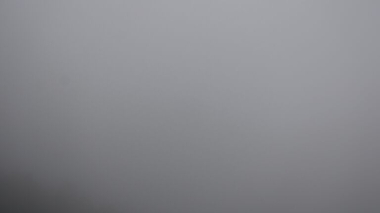 Dieses Bild zeigt eine Webcam-Aufnahme vom Achertal, aufgenommen am Freitag, den 24.10.2025 um 09:30 Uhr. Die Temperatur betrug 0.5°C.