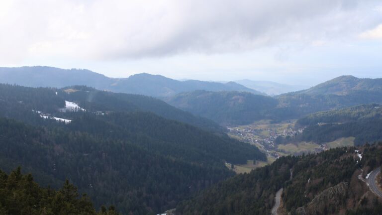 Dieses Bild zeigt eine Webcam-Aufnahme vom Achertal, aufgenommen am Sonntag, den 01.02.2026 um 15:10 Uhr. Die Temperatur betrug 5.4°C.