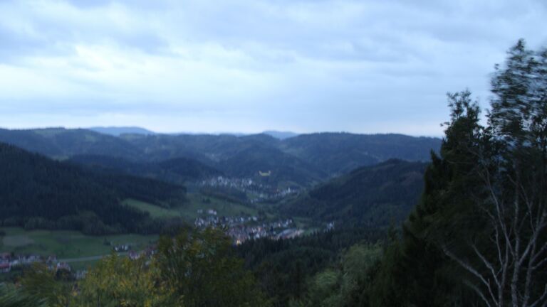 Dieses Bild zeigt eine Webcam-Aufnahme vom Achertal, aufgenommen am Freitag, den 23.10.2026 um 18:20 Uhr. Die Temperatur betrug 9.5°C.