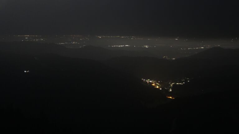 Dieses Bild zeigt eine Webcam-Aufnahme vom Achertal, aufgenommen am Sonntag, den 01.03.2026 um 05:20 Uhr. Die Temperatur betrug 3.2°C.