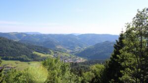Dieses Bild zeigt eine Webcam-Aufnahme vom Achertal, aufgenommen am Freitag, den 22.05.2026 um 18:00 Uhr. Die Temperatur betrug 28.9°C.
