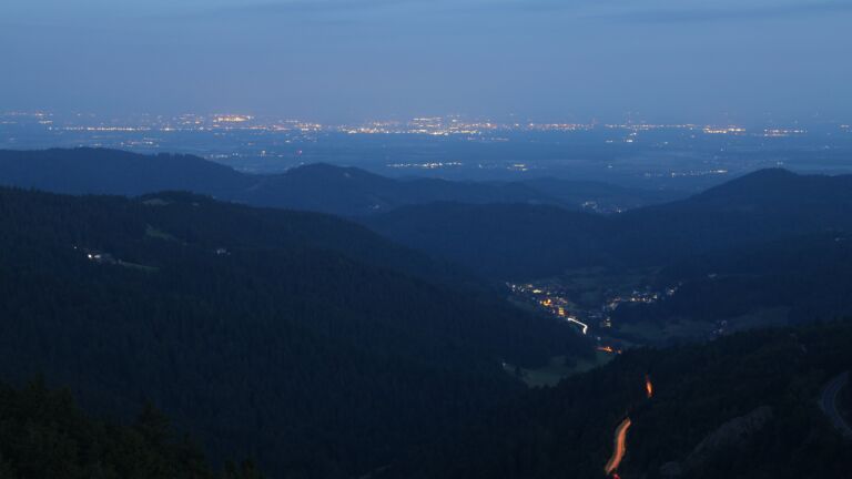 Dieses Bild zeigt eine Webcam-Aufnahme vom Achertal, aufgenommen am Sonntag, den 24.08.2025 um 05:50 Uhr. Die Temperatur betrug 8.5°C.