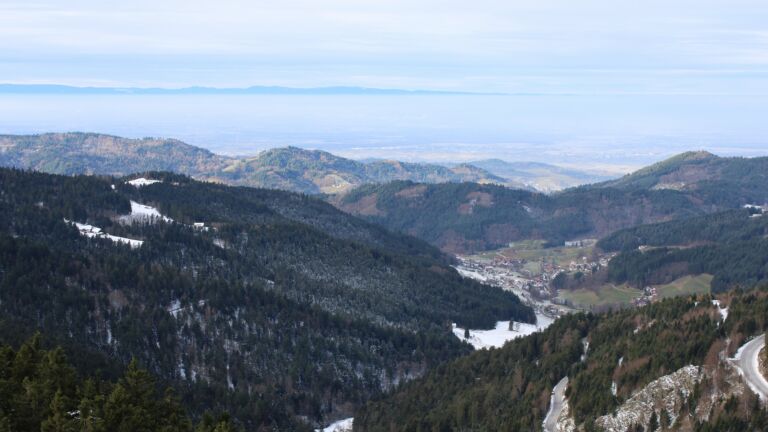 Dieses Bild zeigt eine Webcam-Aufnahme vom Achertal, aufgenommen am Sonntag, den 23.11.2025 um 10:50 Uhr. Die Temperatur betrug -0.1°C.