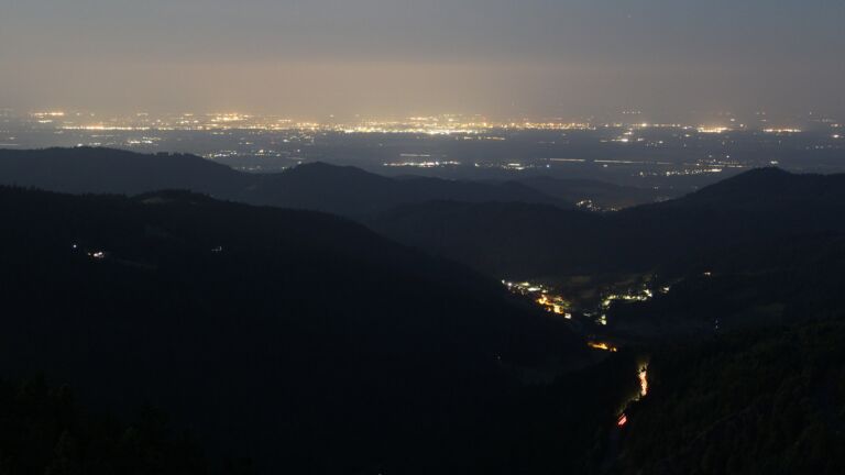Dieses Bild zeigt eine Webcam-Aufnahme vom Achertal, aufgenommen am Donnerstag, den 12.06.2025 um 03:40 Uhr. Die Temperatur betrug 12.5°C.
