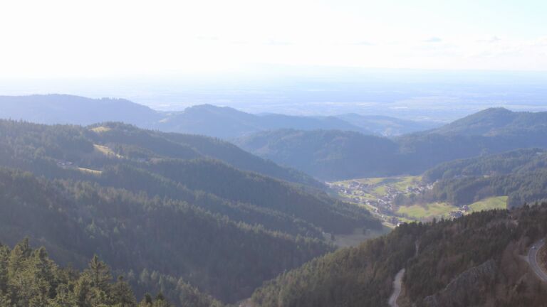 Dieses Bild zeigt eine Webcam-Aufnahme vom Achertal, aufgenommen am Sonntag, den 01.03.2026 um 16:20 Uhr. Die Temperatur betrug 7.3°C.