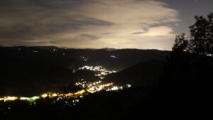 Dieses Bild zeigt eine Webcam-Aufnahme vom Achertal, aufgenommen am Samstag, den 10.10.2026 um 21:30 Uhr. Die Temperatur betrug 8.4°C.