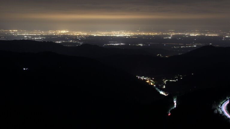 Dieses Bild zeigt eine Webcam-Aufnahme vom Achertal, aufgenommen am Donnerstag, den 16.04.2026 um 05:10 Uhr. Die Temperatur betrug 6.8°C.