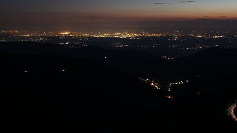 Dieses Bild zeigt eine Webcam-Aufnahme vom Achertal, aufgenommen am Freitag, den 25.07.2025 um 22:40 Uhr. Die Temperatur betrug 14.4°C.