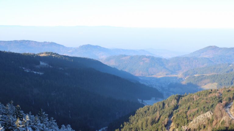 Dieses Bild zeigt eine Webcam-Aufnahme vom Achertal, aufgenommen am Samstag, den 27.12.2025 um 10:20 Uhr. Die Temperatur betrug 3°C.