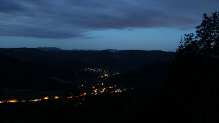 Dieses Bild zeigt eine Webcam-Aufnahme vom Achertal, aufgenommen am Sonntag, den 05.07.2026 um 04:30 Uhr. Die Temperatur betrug 18.1°C.
