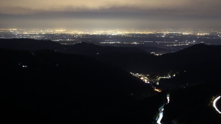 Dieses Bild zeigt eine Webcam-Aufnahme vom Achertal, aufgenommen am Sonntag, den 19.10.2025 um 19:40 Uhr. Die Temperatur betrug 10.5°C.