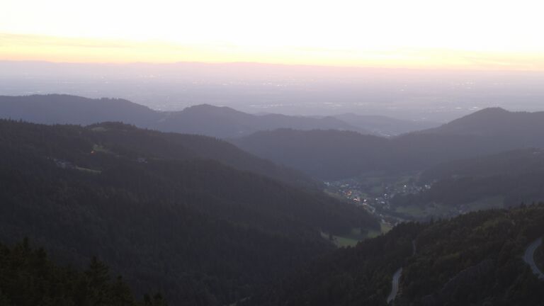 Dieses Bild zeigt eine Webcam-Aufnahme vom Achertal, aufgenommen am Sonntag, den 24.08.2025 um 20:50 Uhr. Die Temperatur betrug 11.8°C.