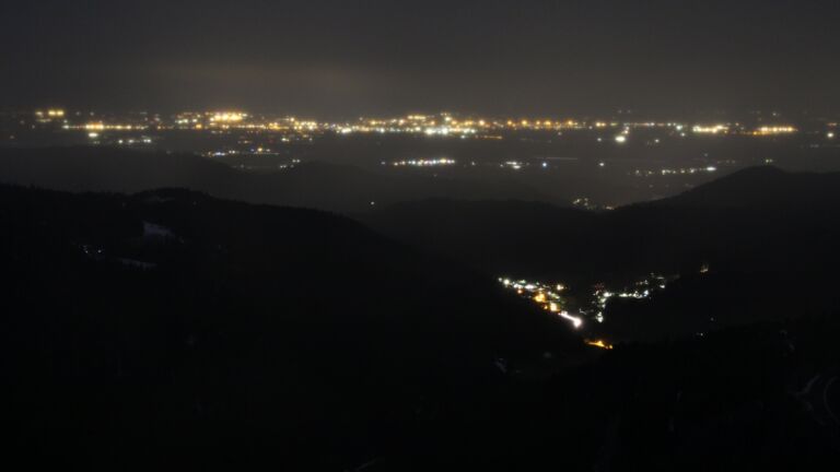 Dieses Bild zeigt eine Webcam-Aufnahme vom Achertal, aufgenommen am Samstag, den 04.04.2026 um 00:30 Uhr. Die Temperatur betrug 4.5°C.