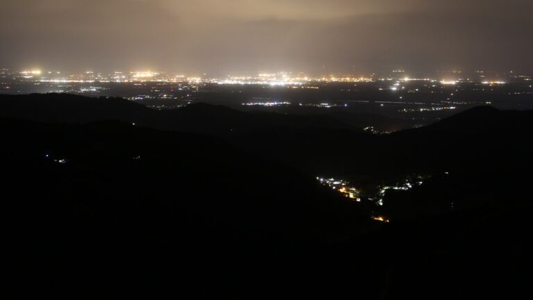Dieses Bild zeigt eine Webcam-Aufnahme vom Achertal, aufgenommen am Samstag, den 03.05.2025 um 04:00 Uhr. Die Temperatur betrug 15.1°C.