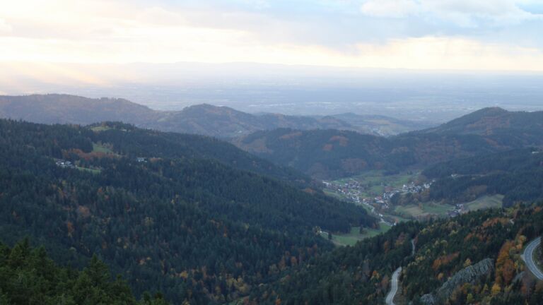 Dieses Bild zeigt eine Webcam-Aufnahme vom Achertal, aufgenommen am Freitag, den 24.10.2025 um 17:50 Uhr. Die Temperatur betrug 2.4°C.